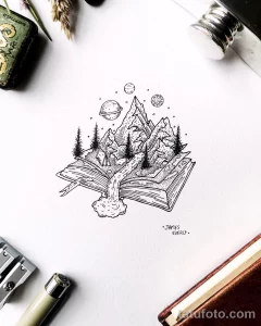 Фото тату: эскиз раскрытой книги, из которой вырастают горы, деревья и течет река. Черно-белый рисунок, символизирующий природу и знания.