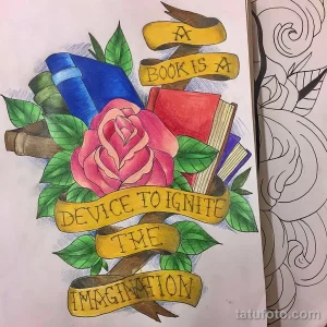 Фото татуировки с изображением книг, розы и надписи 'Device to Ignite the Imagination'. Яркие цвета, стиль - традиционный.