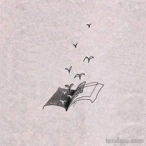 Черно-белый эскиз татуировки, изображающий открытую книгу, из которой вылетают птицы. Символизирует свободу, вдохновение и новые горизонты.