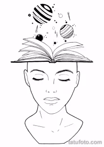 Черно-белый эскиз татуировки, изображающий открытую книгу, из которой вылетают планеты и звезды. Символизирует безграничность воображения.