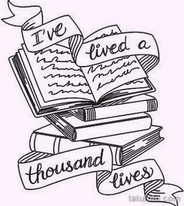 Татуировка с изображением стопки книг и цитаты "I've lived a thousand lives". Элегантный рисунок для любителей литературы.