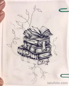 Эскиз татуировки: стопка книг, перевязанная лентой с именем, окруженная листьями и ветвями. Символизирует память, знания и связь с природой.