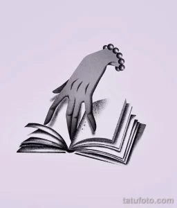 Эскиз татуировки в серо-розовых тонах, изображающий руку, тянущуюся к открытой книге.