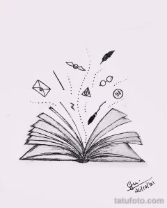 Черно-белое фото эскиза татуировки с открытой книгой, из которой вылетают перья, очки, письмо и другие волшебные предметы.