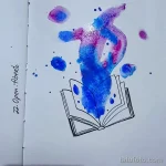 Красивое фото тату с изображением открытой книги, из которой вырывается поток акварельных красок. Нежный и мечтательный дизайн для творческих личностей.