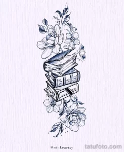 Красивое черно-белое фото тату с изображением стопки книг, украшенной цветами и листьями. Элегантный и романтичный дизайн для любителей чтения и природы.