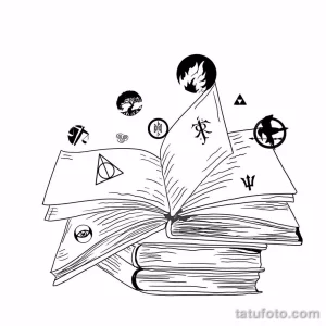 Эскиз татуировки с книжной полкой, заполненной книгами с символами из известных фэнтези-миров, таких как Гарри Поттер и Властелин Колец.