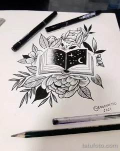 Черно-белый эскиз татуировки с открытой книгой, украшенной цветами и полумесяцем. Идеально для любителей литературы и мистики.