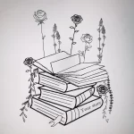 Черно-белый эскиз тату с изображением стопки книг, обвитых розами и лавандой. Романтичный и нежный дизайн.