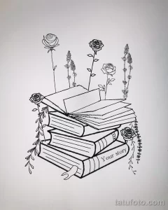 Черно-белый эскиз тату с изображением стопки книг, обвитых розами и лавандой. Романтичный и нежный дизайн.