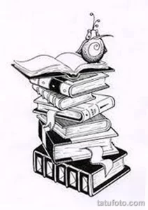 Черно-белый эскиз татуировки с изображением стопки книг, на которой сидит улитка. Детализированная проработка, графический стиль, милый дизайн.
