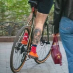 Велосипедист доставщик еды с тату джокера внизу ноги 01 - Уличная тату (street tattoo) от tatufoto.com 0001