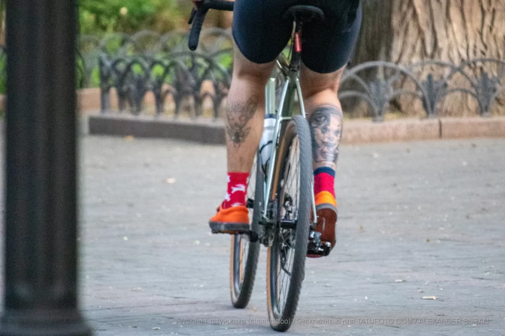 Велосипедист доставщик еды с тату джокера внизу ноги 06 - Уличная тату (street tattoo) от tatufoto.com 0006