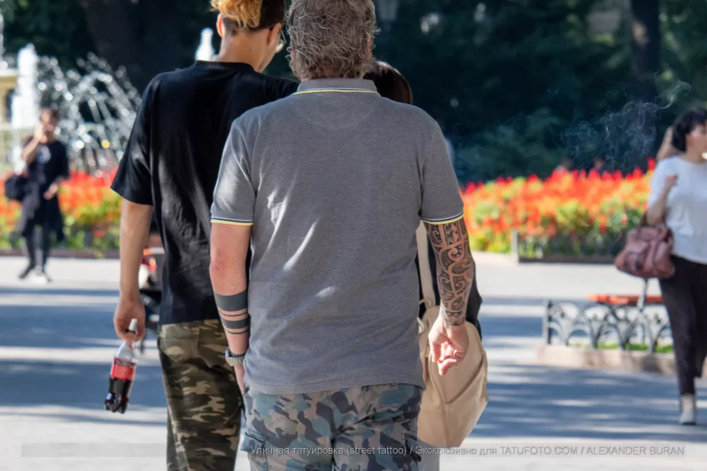 Взрослый мужчина с тату маори узоры на правой руке и тату браслетами на левой 05 - Уличная тату (street tattoo) от tatufoto.com 0031
