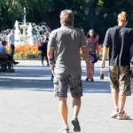 Фото тату на руке: массивная татуировка в полинезийском стиле, покрывающая всю руку, выполненная в черных чернилах. Детализированный рисунок татуировки.