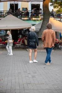 Фото тату на икре: японский стиль, изображение цветка сакуры и волн, выполненное в черных чернилах. Детализированный рисунок татуировки.