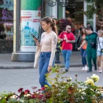 Фото тату на руке девушки: изображение сердца в стиле олд скул с надписью 'Amore'. Выполнено в черно-белой гамме, выглядит стильно и изящно.