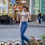 Фото тату на руке девушки: изображение сердца в стиле олд скул с надписью 'Amore'. Выполнено в черно-белой гамме, выглядит стильно и изящно.