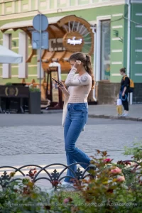 Фото тату на руке девушки: изображение сердца в стиле олд скул с надписью 'Amore'. Выполнено в черно-белой гамме, выглядит стильно и изящно.