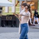 Фото тату на руке девушки: изображение сердца в стиле олд скул с надписью 'Amore'. Выполнено в черно-белой гамме, выглядит стильно и изящно.
