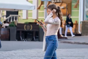 Фото тату на руке девушки: изображение сердца в стиле олд скул с надписью 'Amore'. Выполнено в черно-белой гамме, выглядит стильно и изящно.