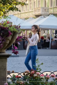 Фото тату на руке девушки: изображение сердца в стиле олд скул с надписью 'Amore'. Выполнено в черно-белой гамме, выглядит стильно и изящно.