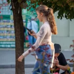 Фото тату на руке девушки: изображение сердца в стиле олд скул с надписью 'Amore'. Выполнено в черно-белой гамме, выглядит стильно и изящно.