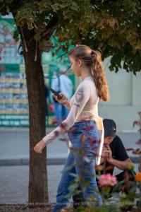 Фото тату на руке девушки: изображение сердца в стиле олд скул с надписью 'Amore'. Выполнено в черно-белой гамме, выглядит стильно и изящно.