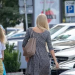 Фото тату на спине девушки: небольшой, изящный рисунок, выполненный в минималистичном стиле. Идеально подчеркивает изгиб спины и выглядит очень женственно.
