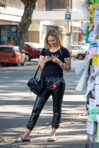 Фото тату: Цветная татуировка на руке с изображением цветов, черепа и других элементов. Детализированный рисунок в реалистичном стиле.