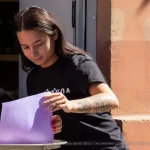 Фото тату на руке девушки, изображающее детализированный рисунок в реалистичном стиле. Видны четкие контуры и проработанные тени.
