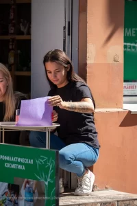 Фото тату на руке девушки, изображающее детализированный рисунок в реалистичном стиле. Видны четкие контуры и проработанные тени.