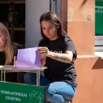 Девушка с тату браслетом из цветов делает фото для магазина на улице 09 - Уличная тату (street tattoo) от tatufoto.com 0110