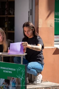 Фото тату на руке девушки, изображающее детализированный рисунок в реалистичном стиле. Видны четкие контуры и проработанные тени.