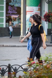 Фото небольшой татуировки на руке девушки, выполненной в минималистичном стиле. Тонкие линии образуют простой, но элегантный рисунок.