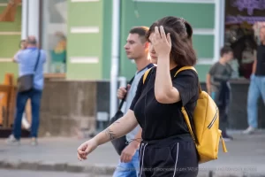Фото тату на руке мужчины, выполненное в абстрактном стиле. Динамичные линии и формы создают ощущение движения и энергии.