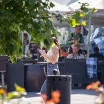 Фотография татуировки на плече девушки, выполненной в минималистичном стиле. Рисунок состоит из тонких линий и геометрических фигур.