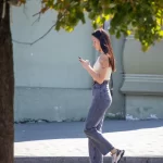 Девушка с тату контуром на плече – рисунок цветов 08 - Уличная тату (street tattoo) от tatufoto.com 0128