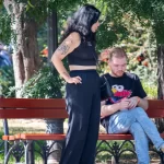 Фото тату на руке девушки: небольшой рисунок с изображением головы животного и красных мазков, выполненный в минималистичном стиле.