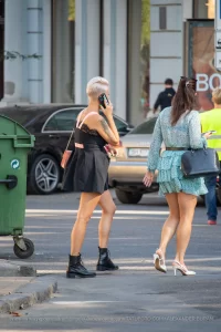 Фотография девушки с татуировкой на руке, говорящей по телефону. Детализированный рисунок, современный стиль и привлекательный дизайн. Идеально для поиска идей.