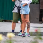 Девушка с тату портретом женщины воина внизу ноги 04 - Уличная тату (street tattoo) от tatufoto.com 0192