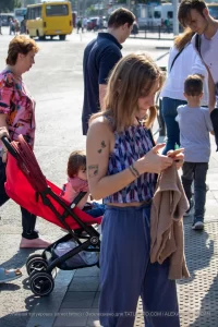 Фото татуировки в виде сердца на руке девушки. Рисунок татуировки выполнен в минималистичном стиле с добавлением небольших элементов.