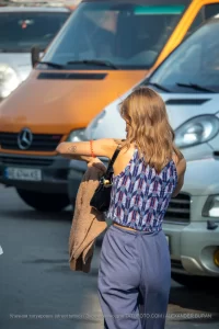 Фото татуировки в виде сердца на руке девушки. Рисунок татуировки выполнен в минималистичном стиле с добавлением небольших элементов.