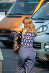 Фото татуировки в виде сердца на руке девушки. Рисунок татуировки выполнен в минималистичном стиле с добавлением небольших элементов.