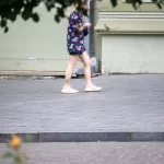 Фотография татуировки на ноге девушки, сделанной в уличном стиле. Рисунок татуировки представляет собой яркий абстрактный узор.