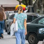 Фото тату на предплечье с изображением множества лесных животных: зайцев, лис, ежей и птиц в мультяшном стиле. Рисунок выполнен в пастельных тонах.