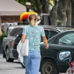 Фото тату на предплечье с изображением множества лесных животных: зайцев, лис, ежей и птиц в мультяшном стиле. Рисунок выполнен в пастельных тонах.