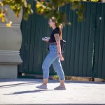 Девушка у которой на левом плече татуировка с цветами 03 - Уличная тату (street tattoo) от tatufoto.com 0259