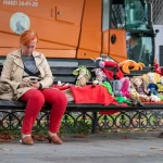 Женщина продает мягкие игрушки ручной работы на улице 01 - Уличная тату (street tattoo) от tatufoto.com 0288