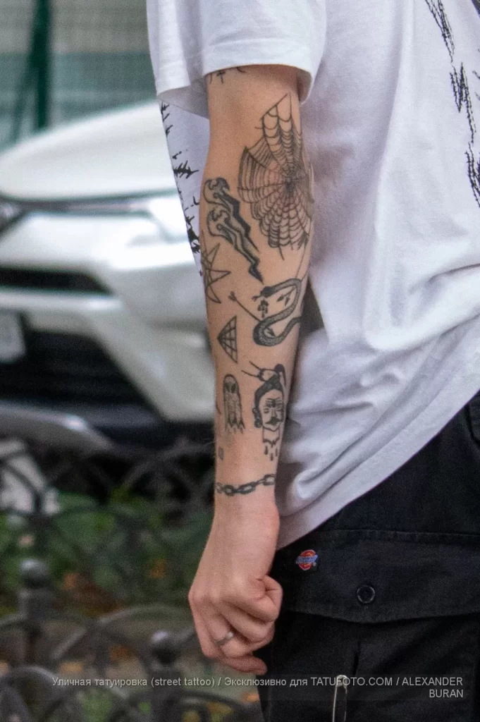 Молодой парень с самодельными тату паутина, топор и змея на руке 05 - Уличная тату (street tattoo) от tatufoto.com 0361